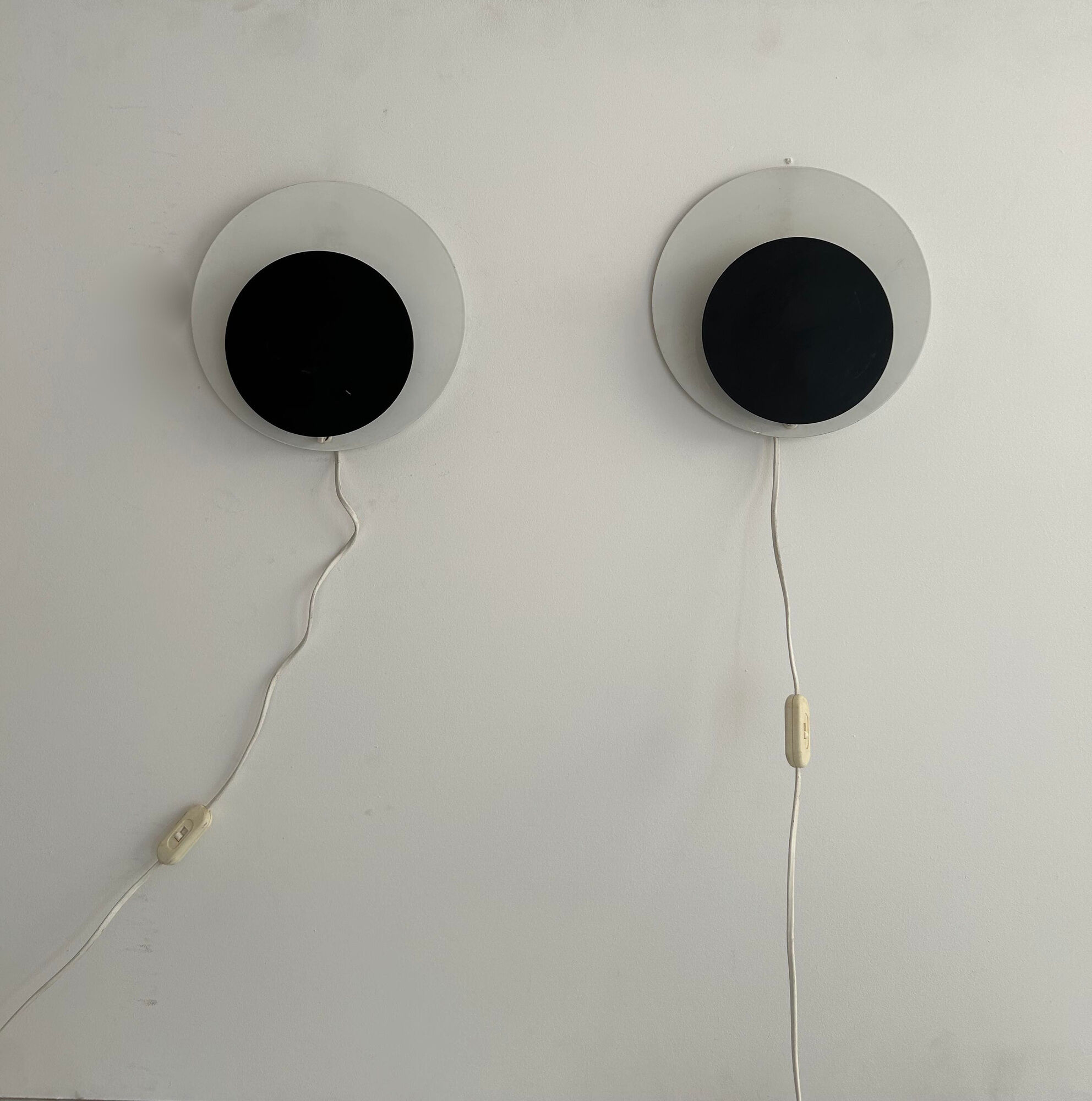 Pair of vintage "Cirkle" wall lights in black and white lacquered metal, Denmark 1970