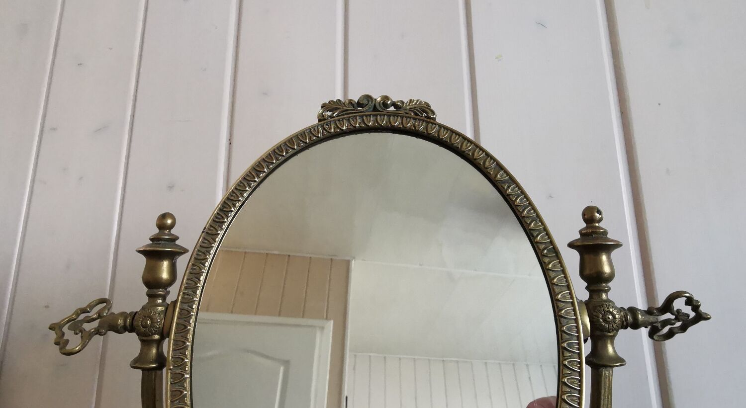 Oval mirror on psyche stand