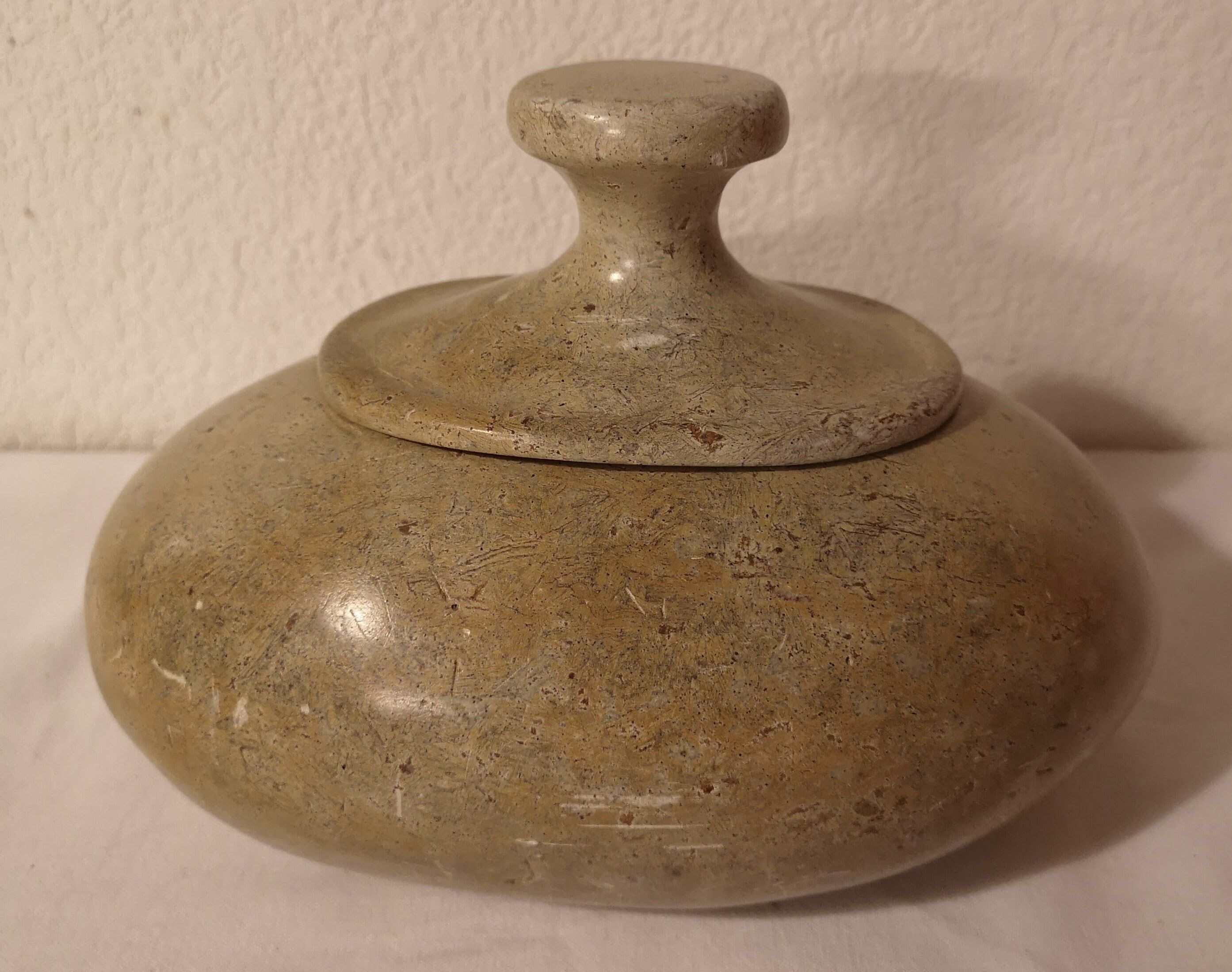 Pot artisanal en pierre polie de Mbigou du Gabon