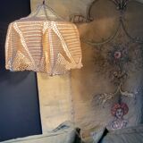 Suspension en opaline blanche et abat jour en crochet ancien fait main