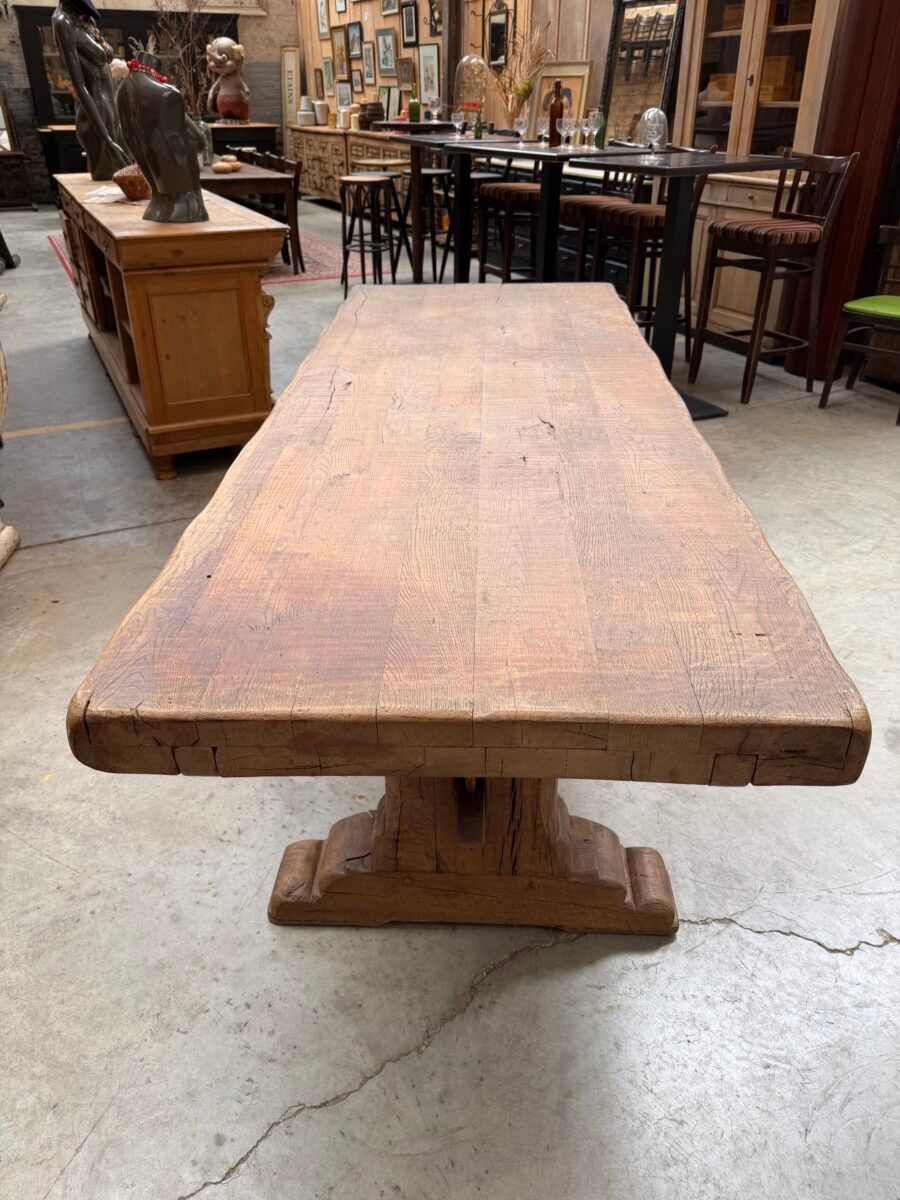 Table de type monastère en chêne