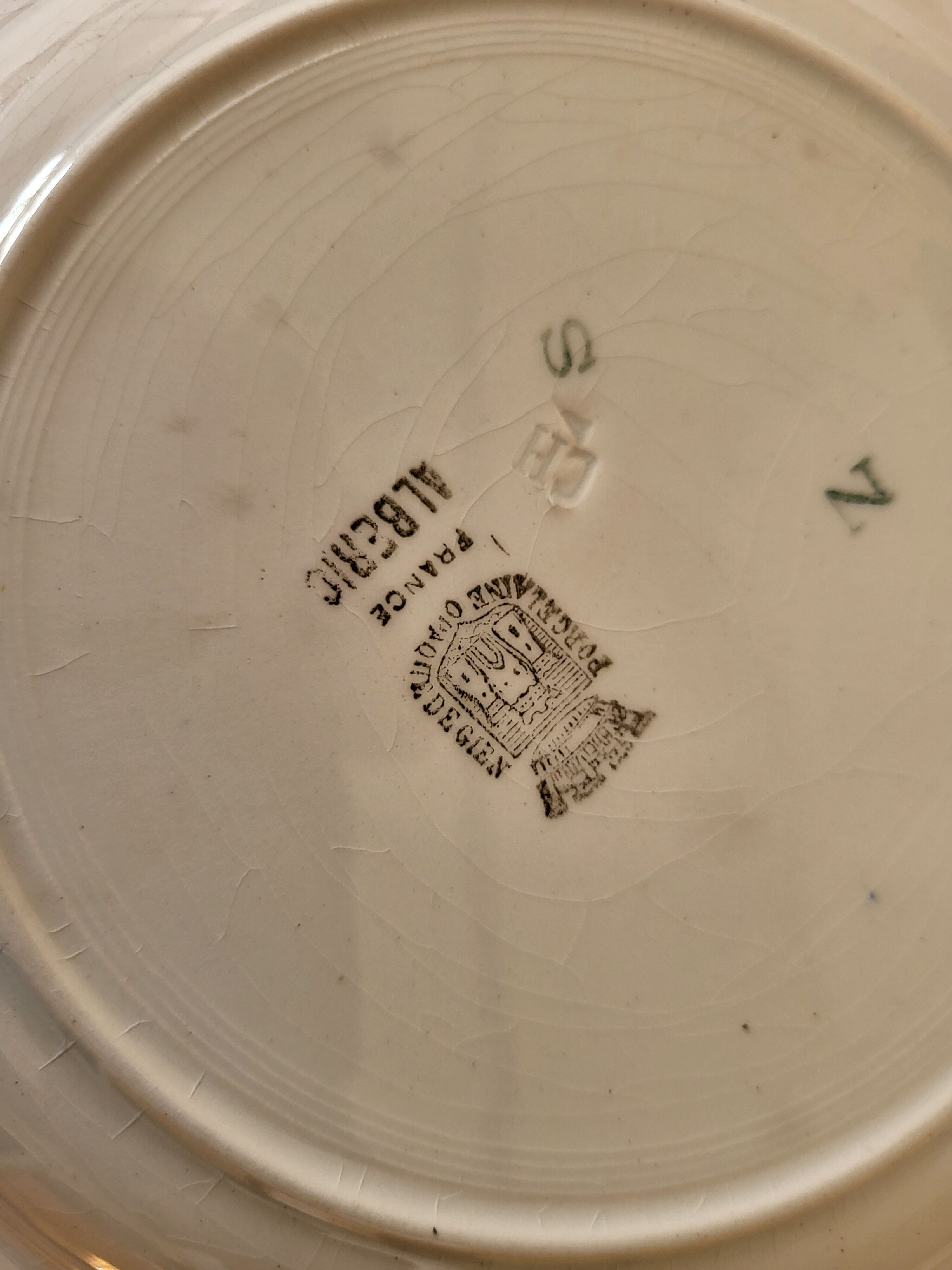 4 flat plates in Gien earthenware model Alberic