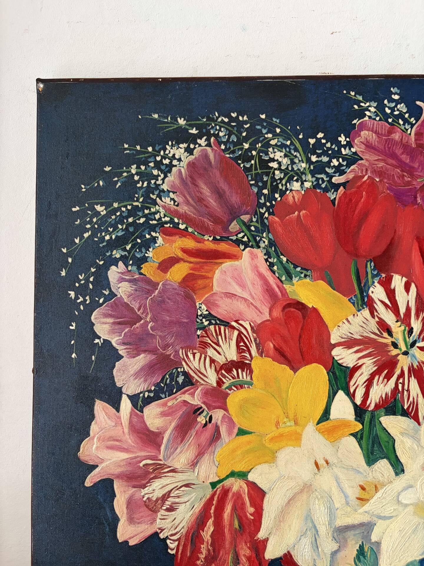 Bouquet rouge sur entablement, signé 1952