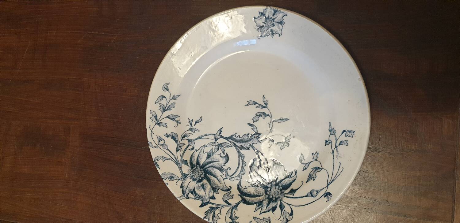 Six earthenware dinner plates from Grigny