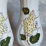 Trois vases anciens en barbotine aux lilas