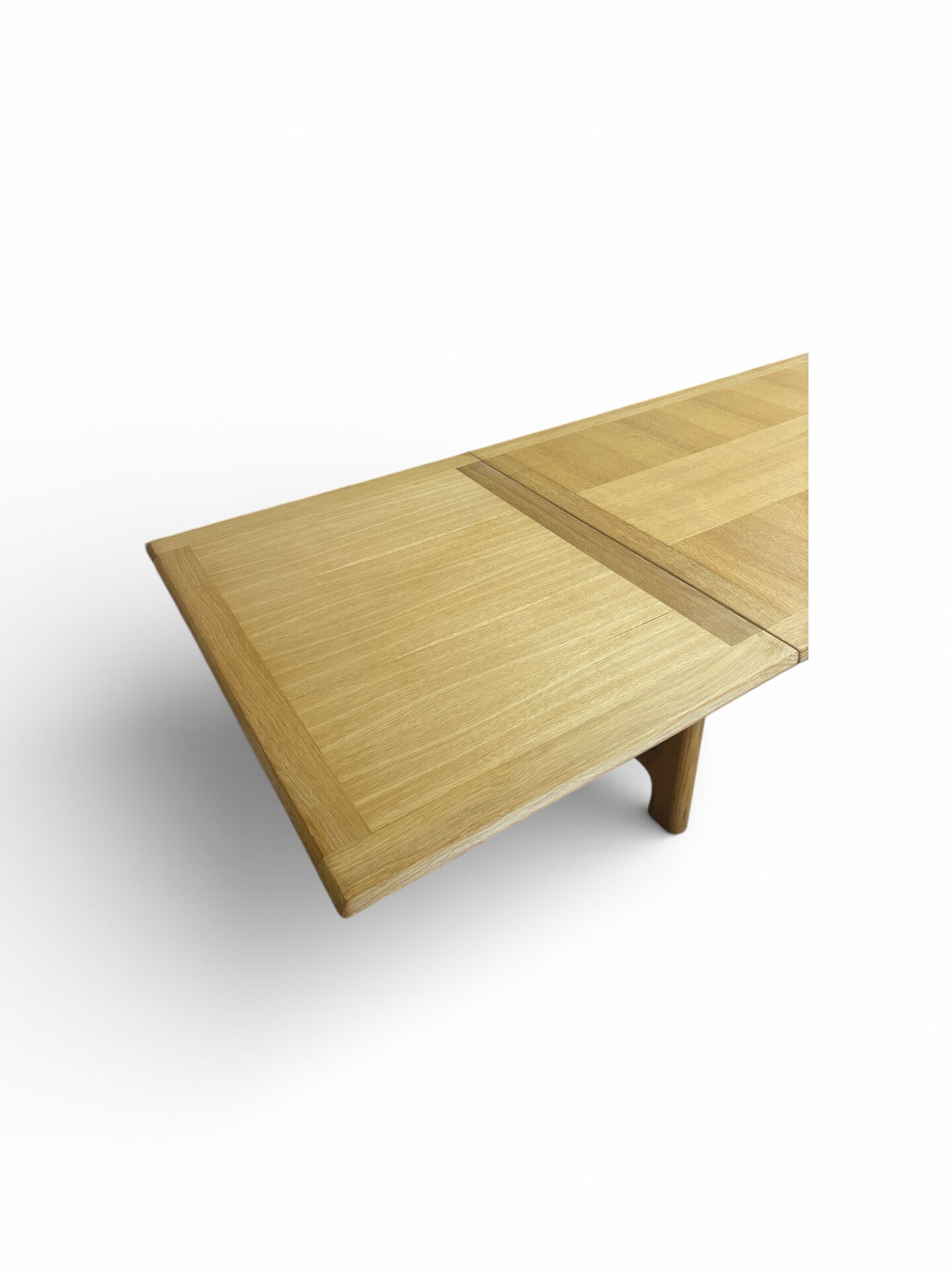 Table à rallonges en chêne par Guillerme & Chambron édition Votre Mais