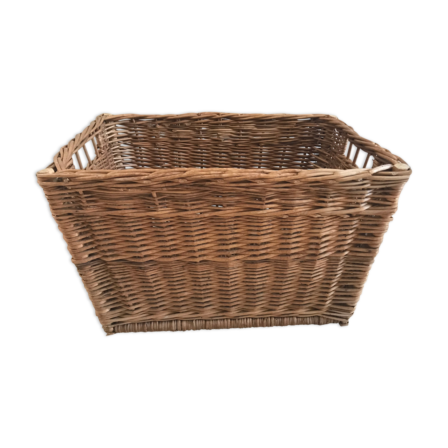 Wicker laundry basket