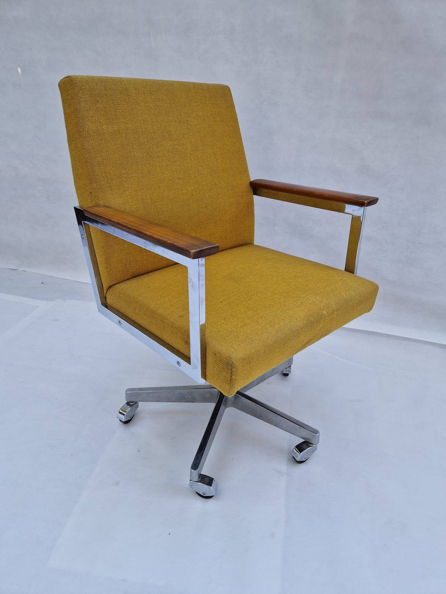 Doerner mid-century chrome steel swivel office chair