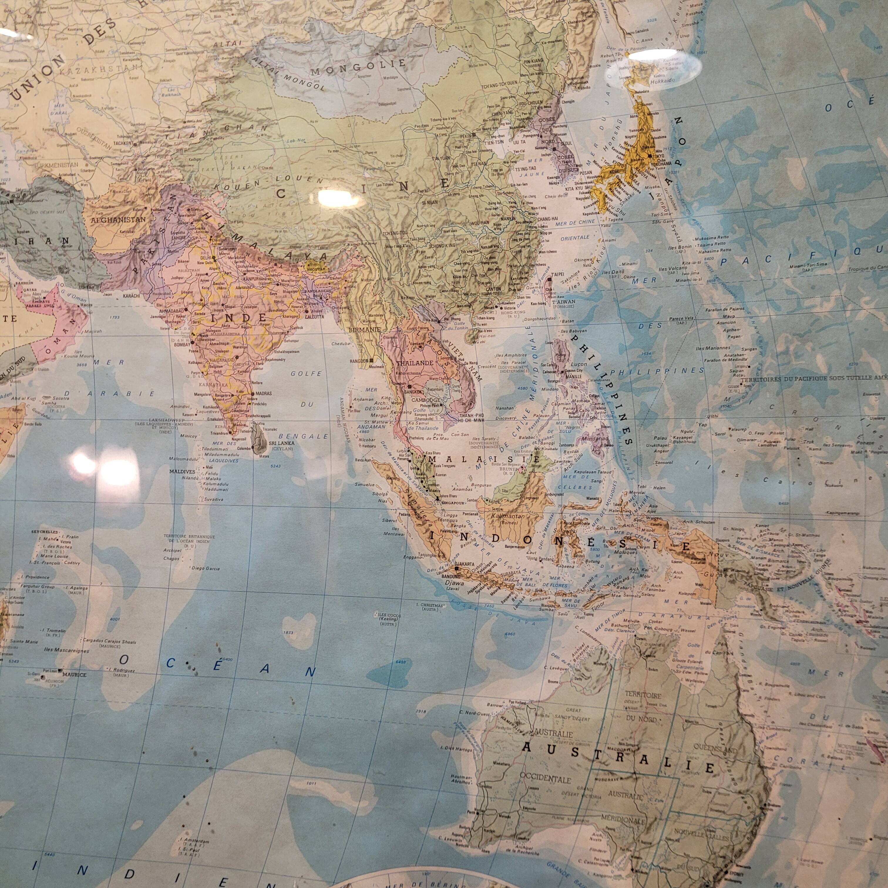 Mapa globo terráqueo / Planisferio “Le Monde Politique”, Instituto Geográfico Nacional, s. XX – Fran