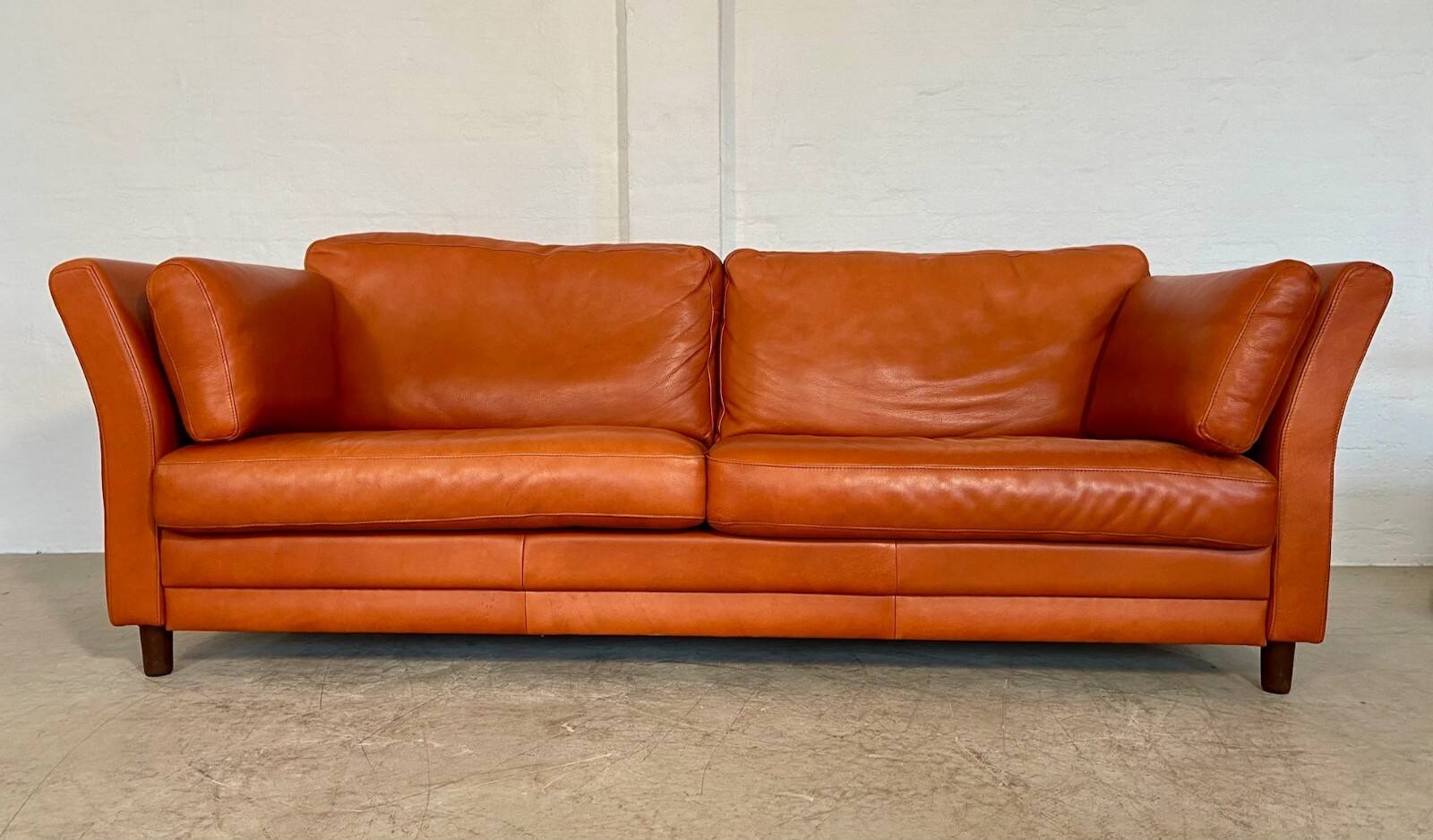 Canapé en cuir cognac vintage rétro pour 3 personnes danois