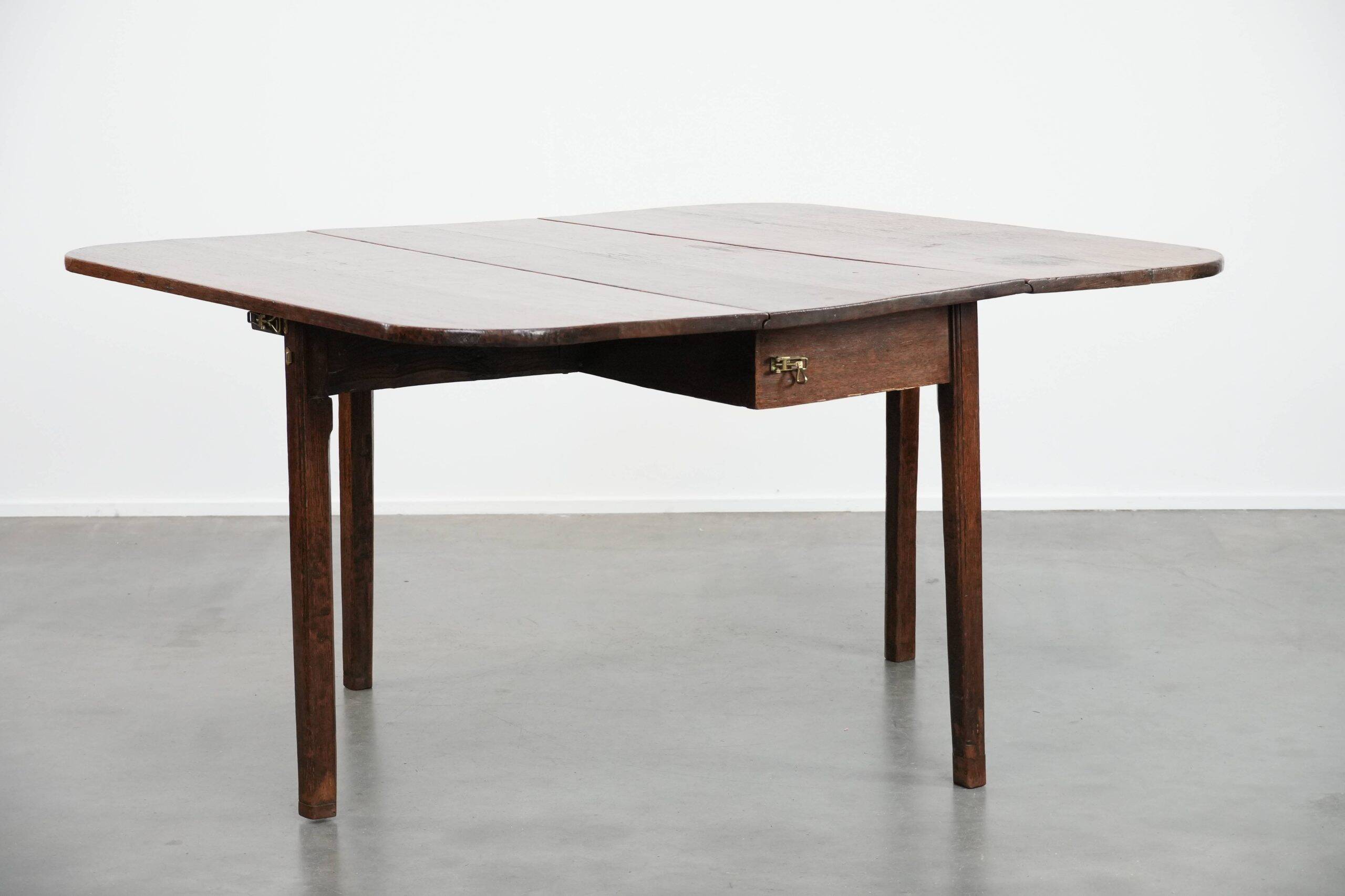 Charming antique English drop-leaf dining table made of oak from the late 19th century