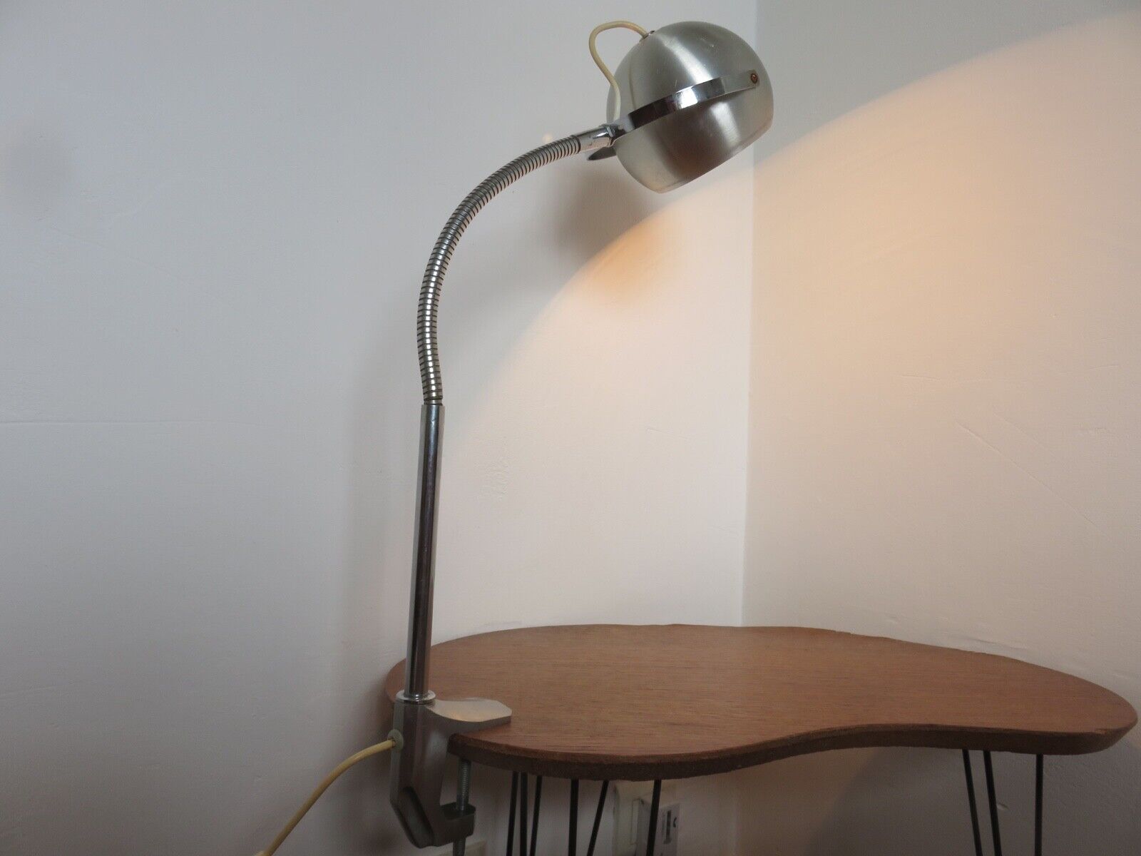 Walking eye ball lamp, nomadic, on vice 1970