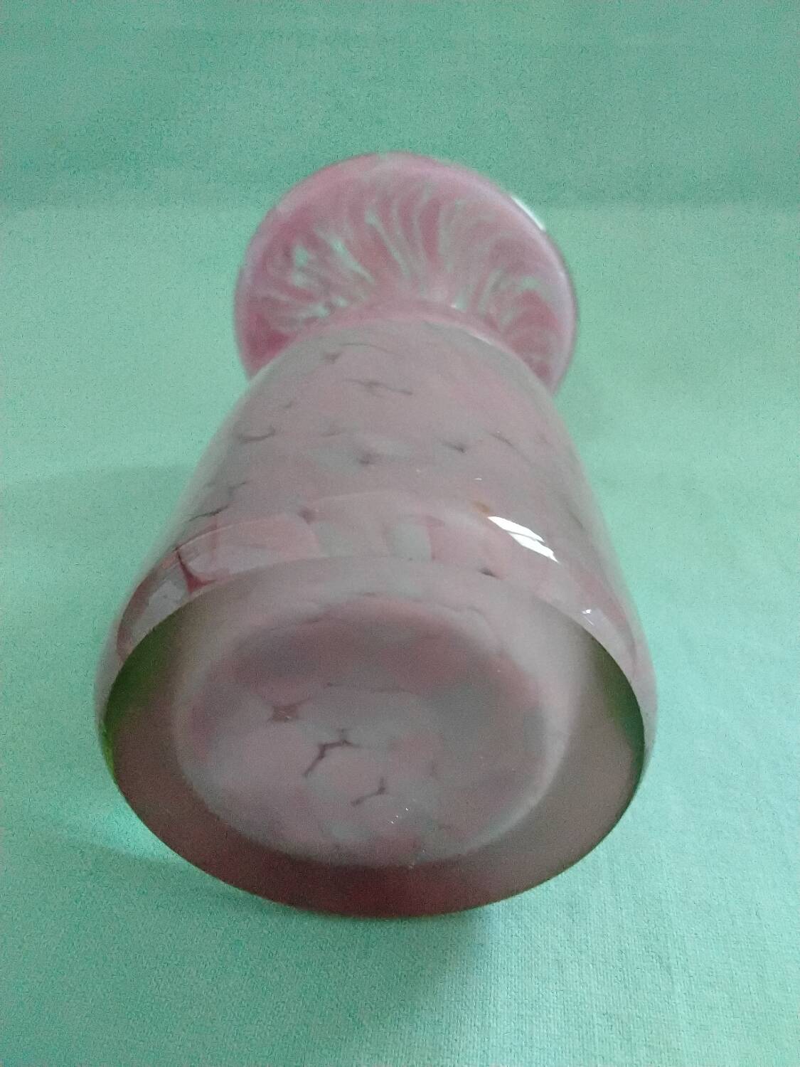 Vase en verre rose