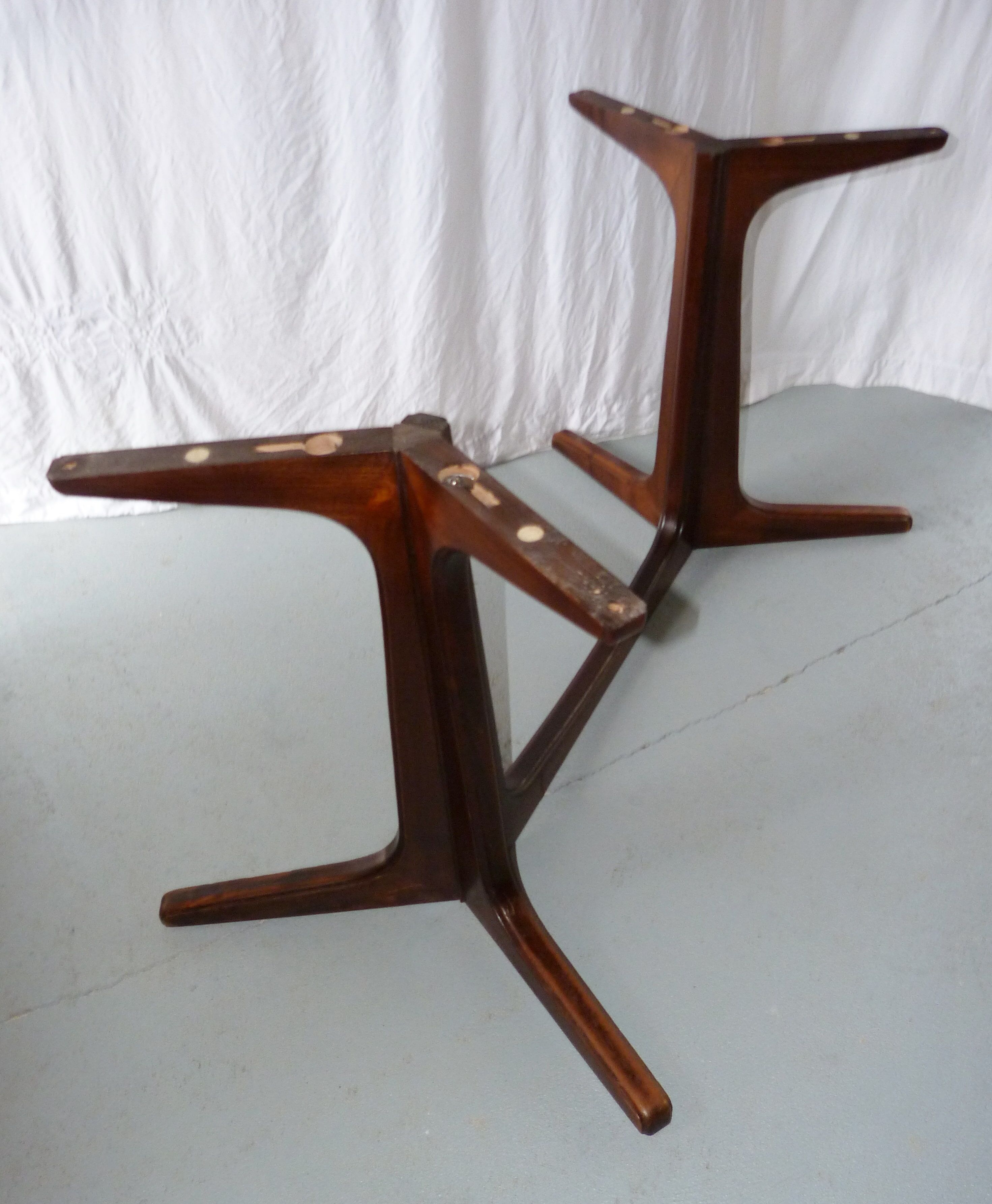 Baumann oval table
