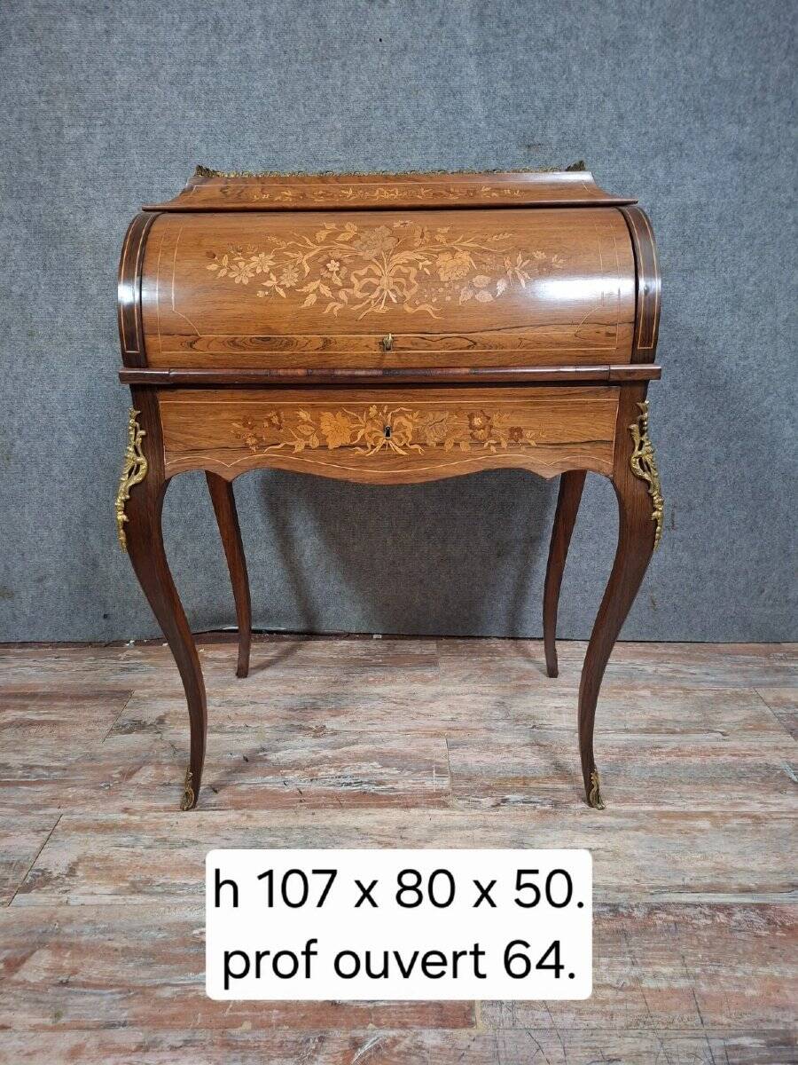 cylinder desk in Louis XV style, elegant and very decorative.