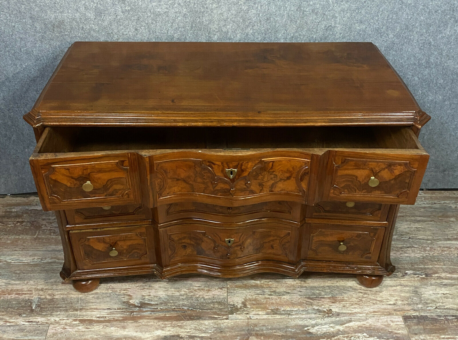 Commodity Mazarine Arbalet louis XIV era in walnut marquetry around 1720