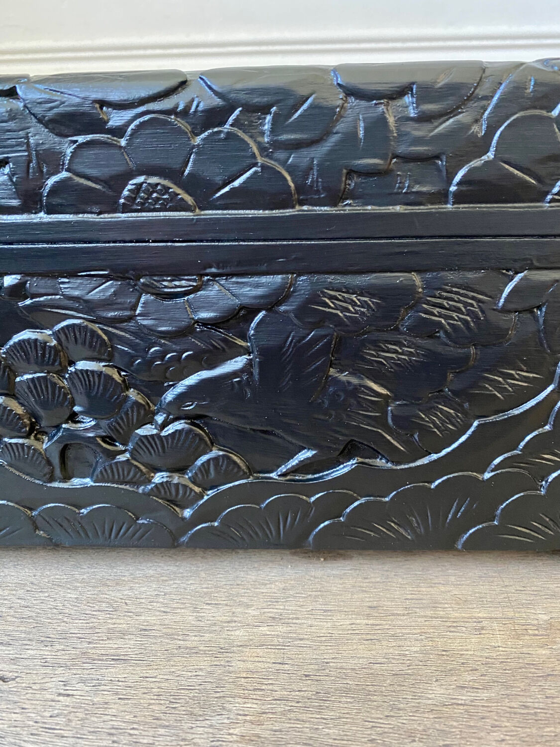 Caisse en bois sculptée