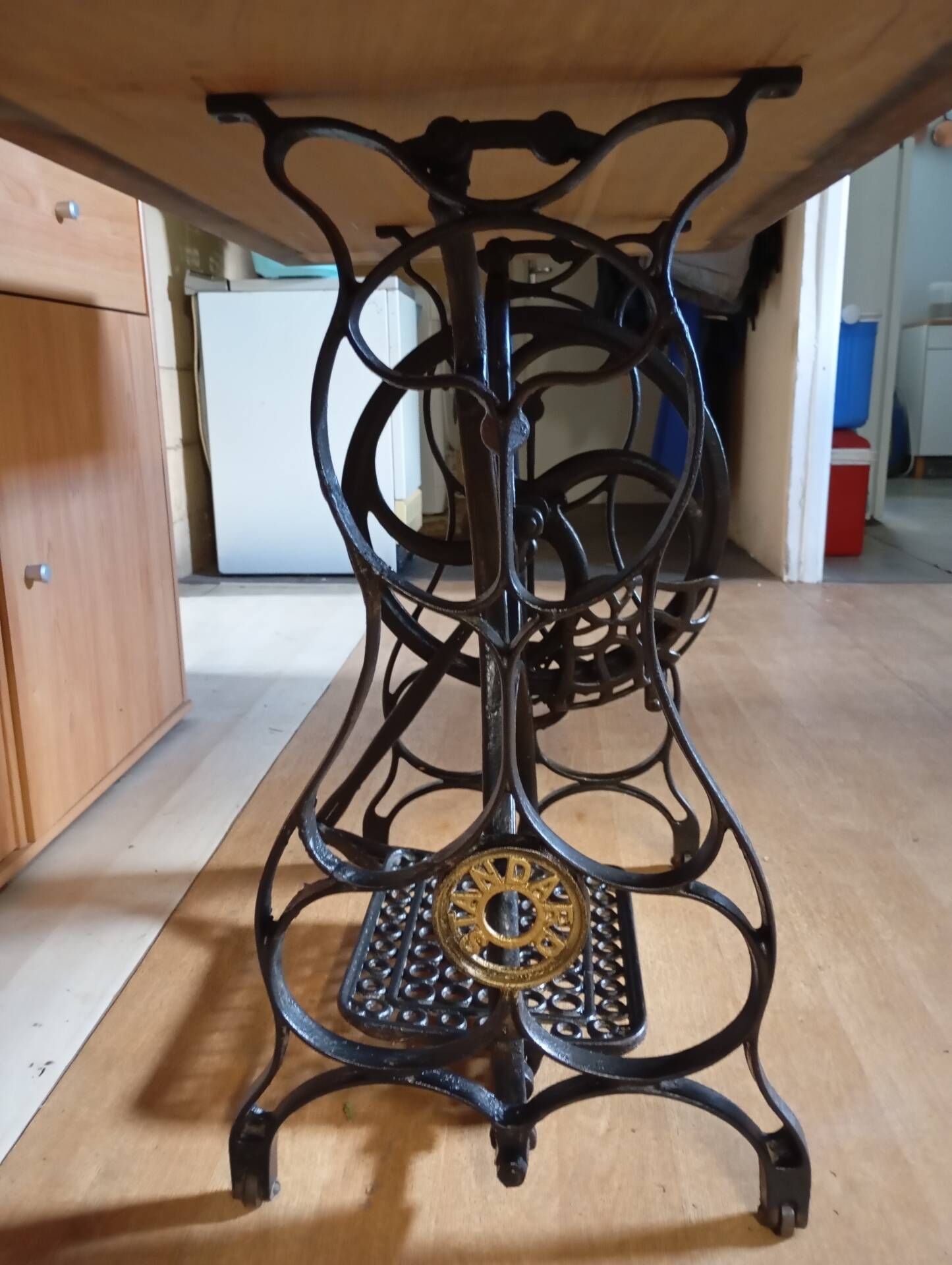 Table console vintage — Piètement en fonte & plateau en bois clair