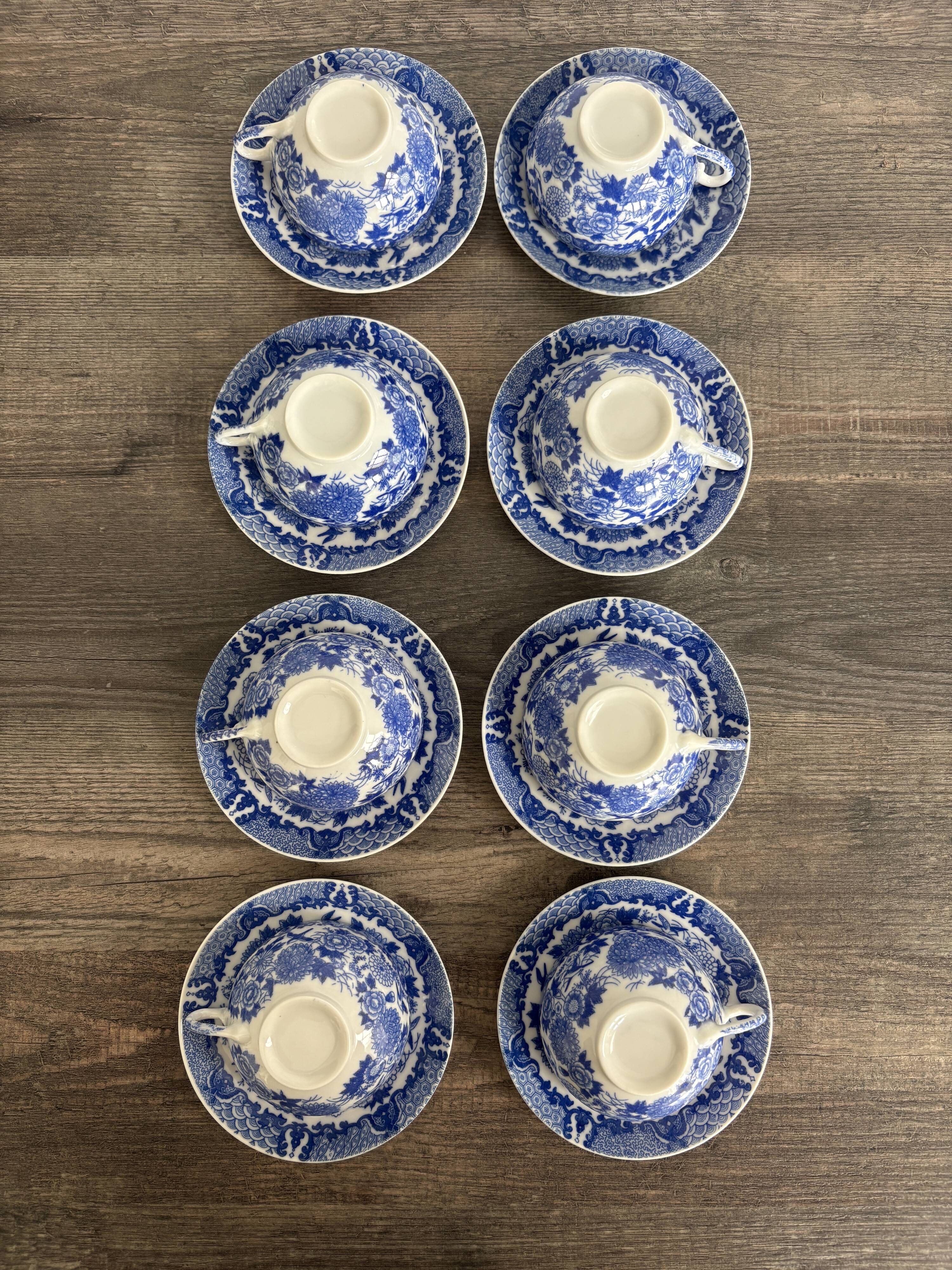 Service of 8 cups and saucers in Chinese blue porcelain.