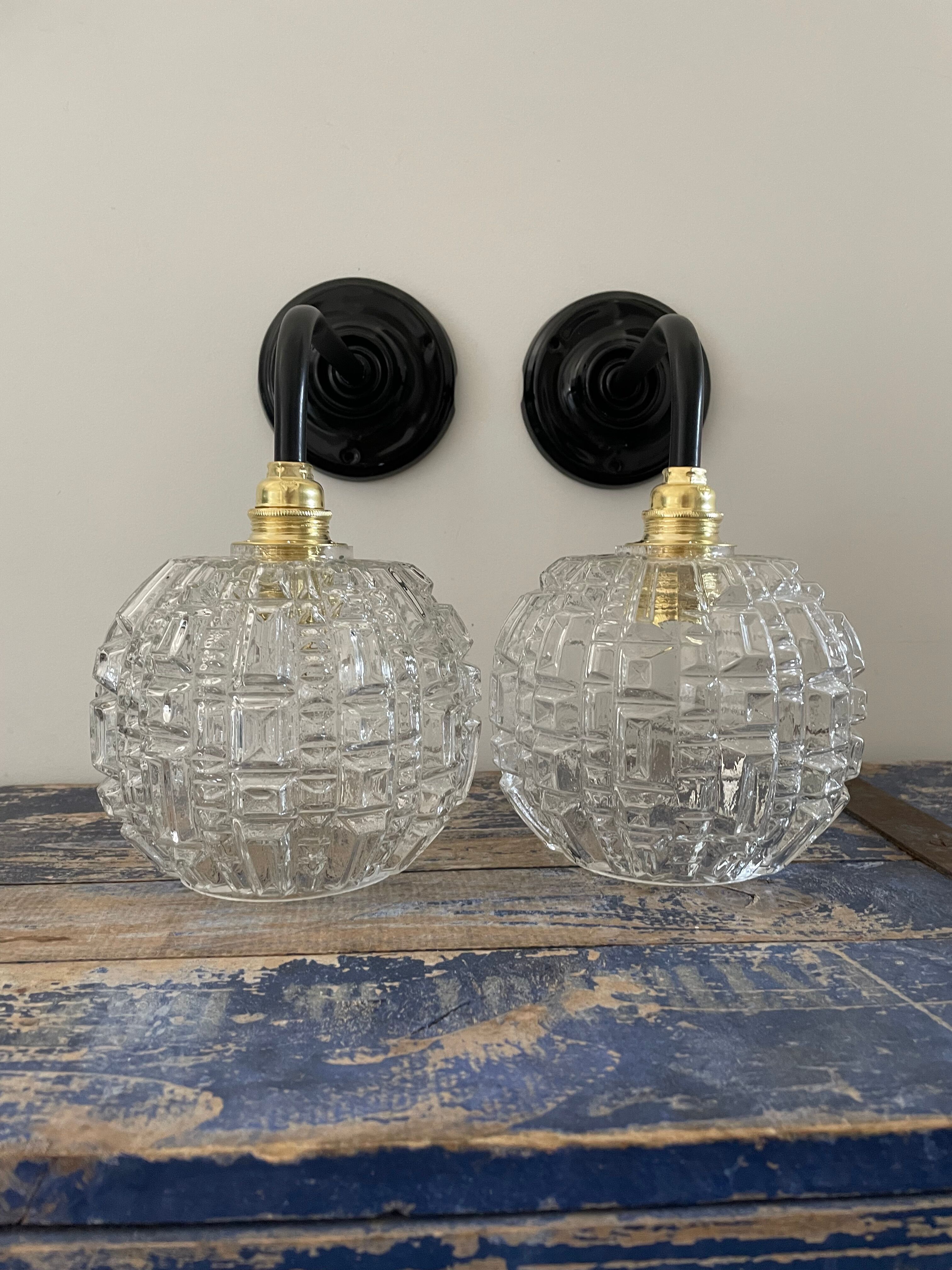 Paire d’appliques murales vintage en verre ciselé