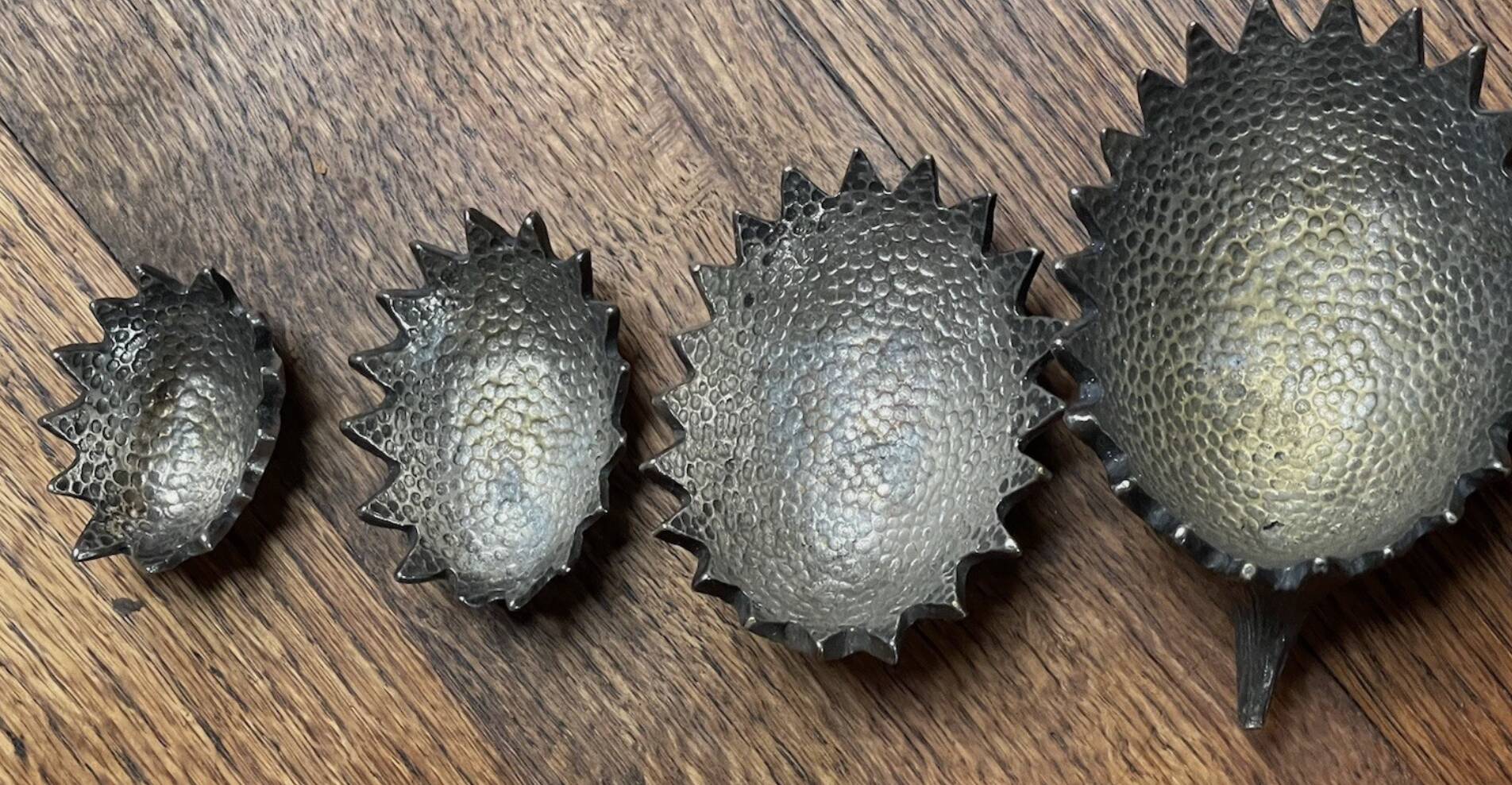 Walter Bosse / Herta Baller — Patinated brass - 4 nesting hedgehogs - 195