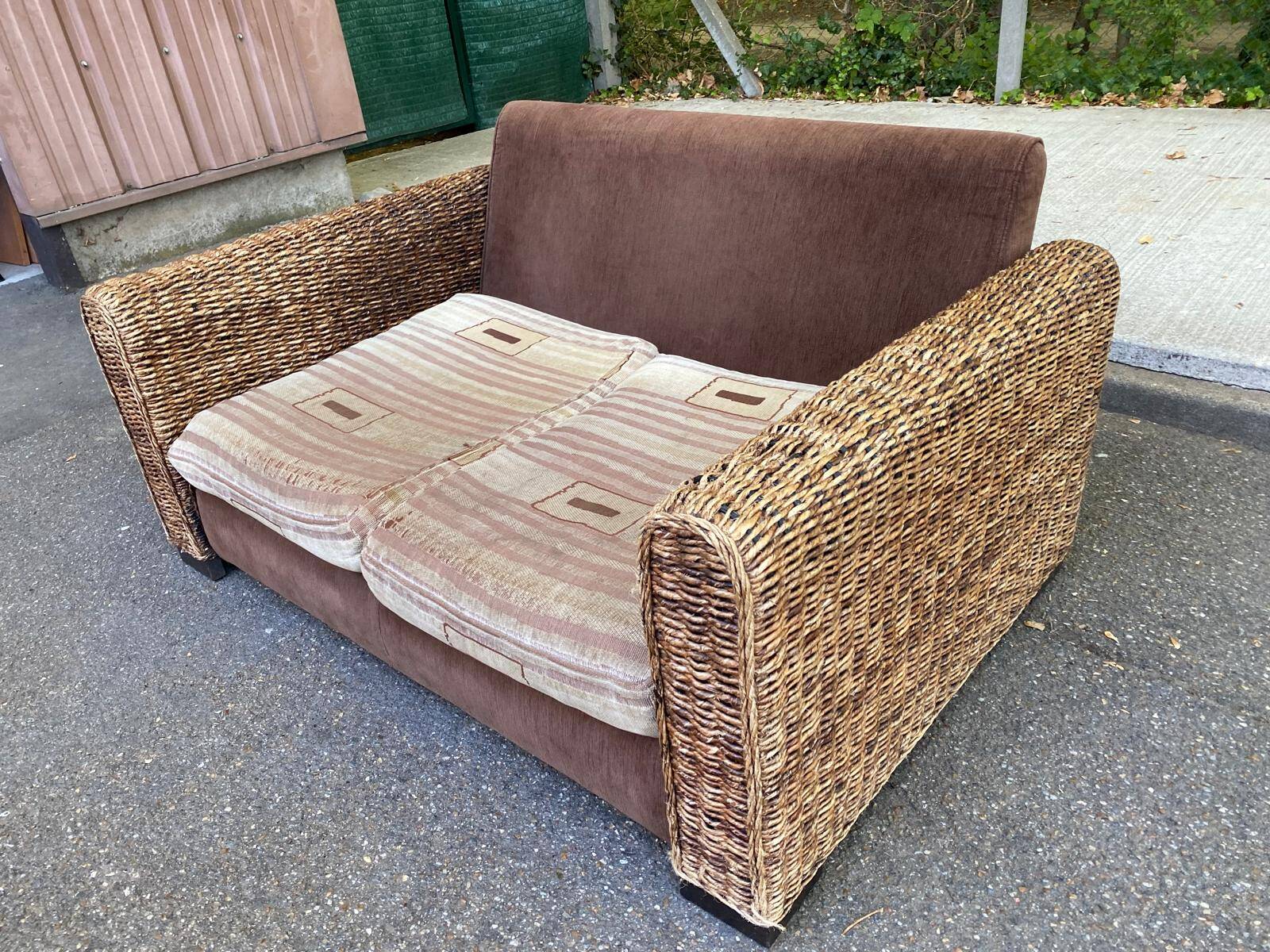 Exotic 2-seater sofa in woven banana tree / rattan and brown fabric.