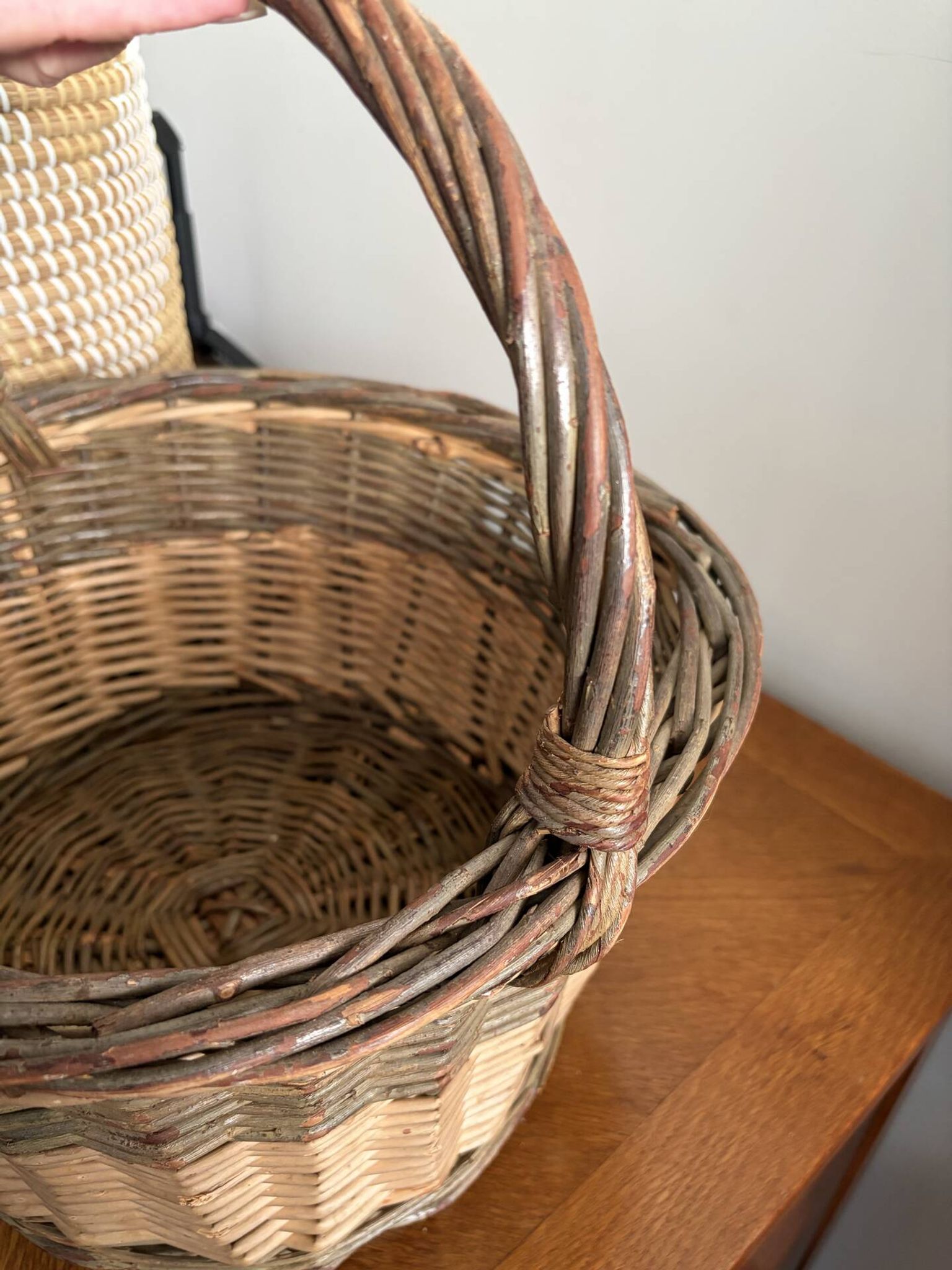 Panier osier tressé vintage , grande anse