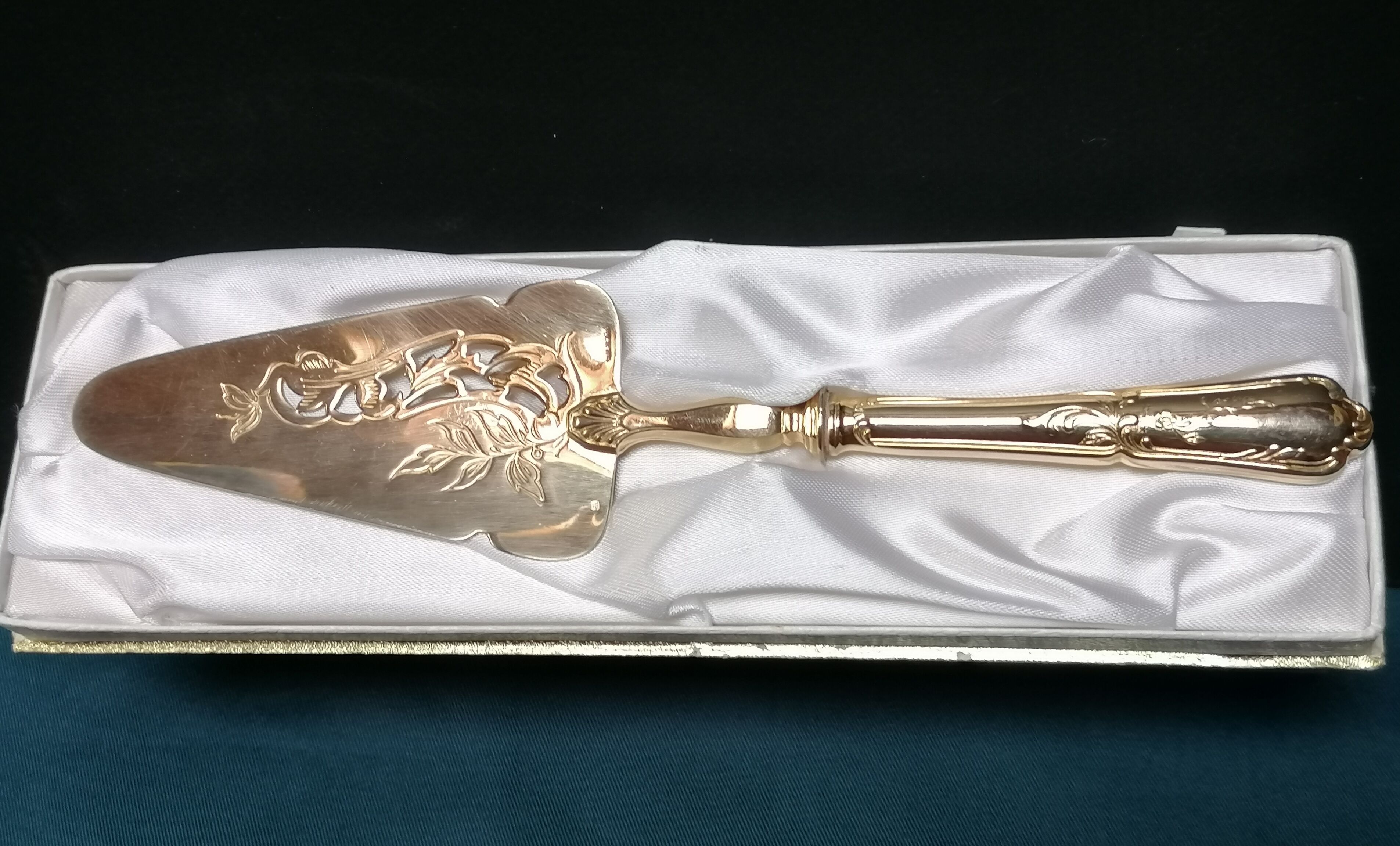 Golden metal pie shovel stamped Fabiora