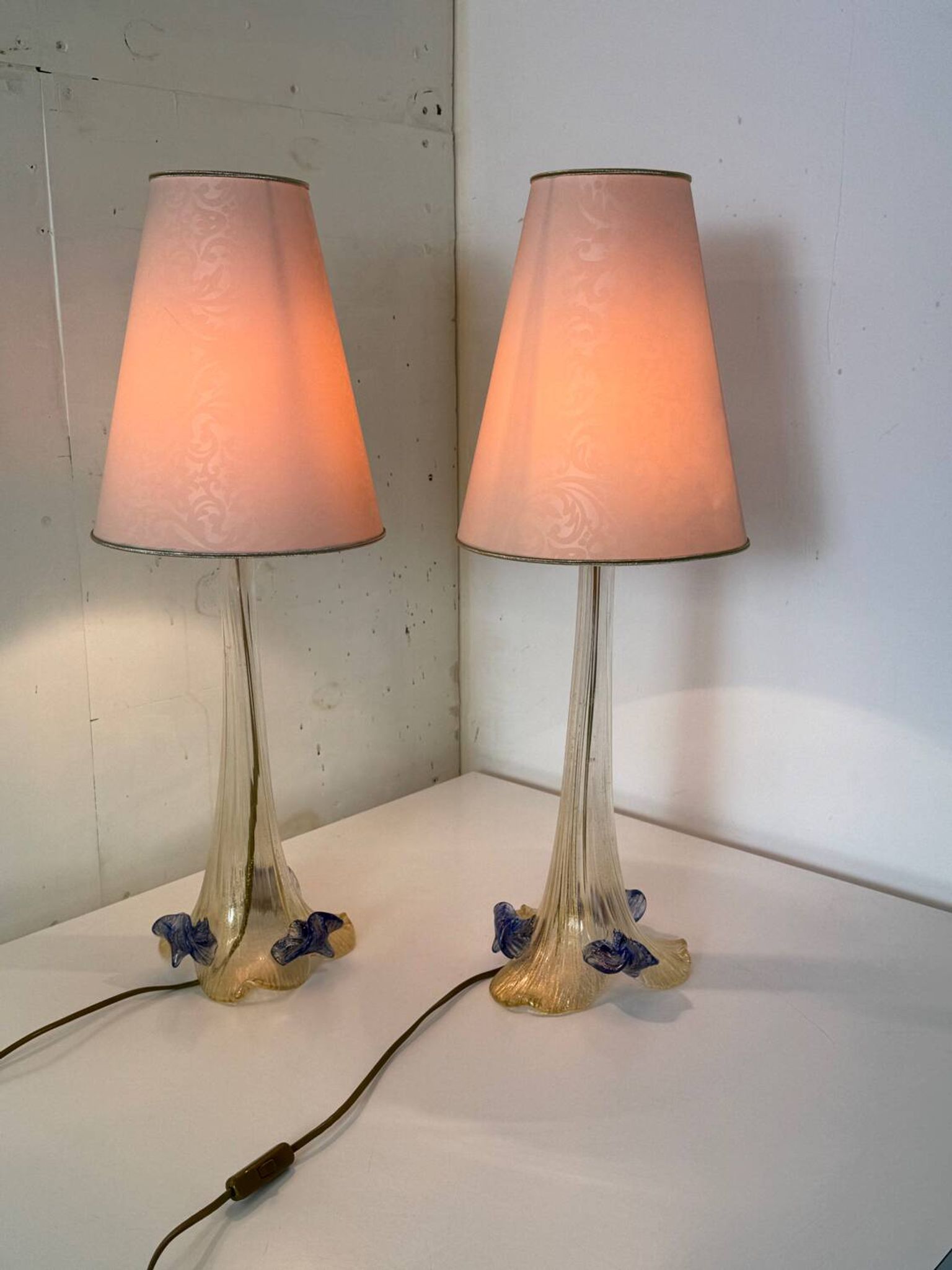 Set of 2 vintage romantic Venetian Italian table lamps in Murano glass.