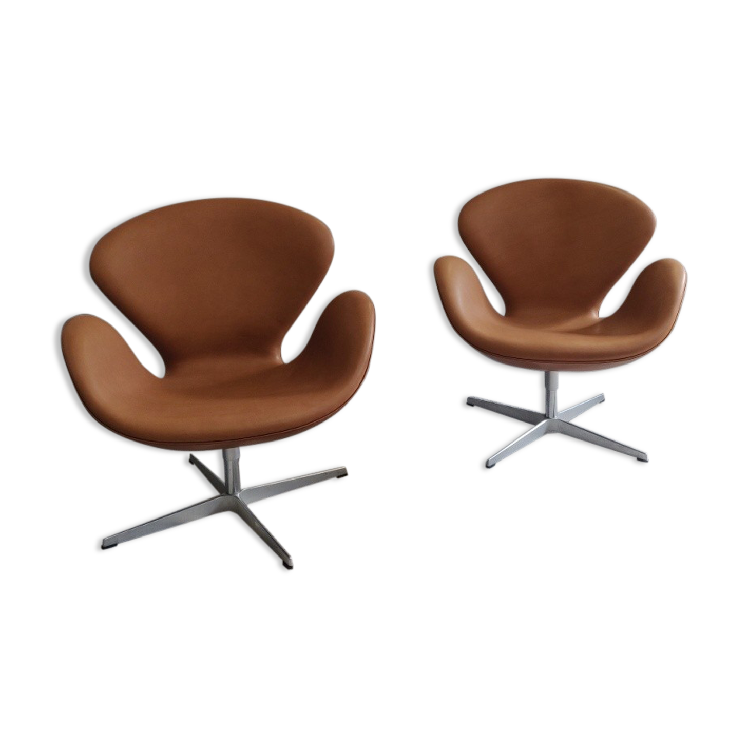 Pair Arne Jacobsen Swan chairs by Fritz Hansen