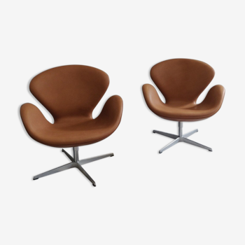 Pair Arne Jacobsen Swan chairs by Fritz Hansen