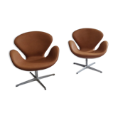 Pair Arne Jacobsen Swan chairs by Fritz Hansen