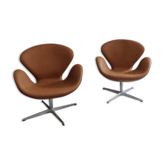 Pair Arne Jacobsen Swan chairs by Fritz Hansen