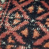 Tapis vintage fait main Lahore en laine rouge (75cm x 119cm) – Années 1960