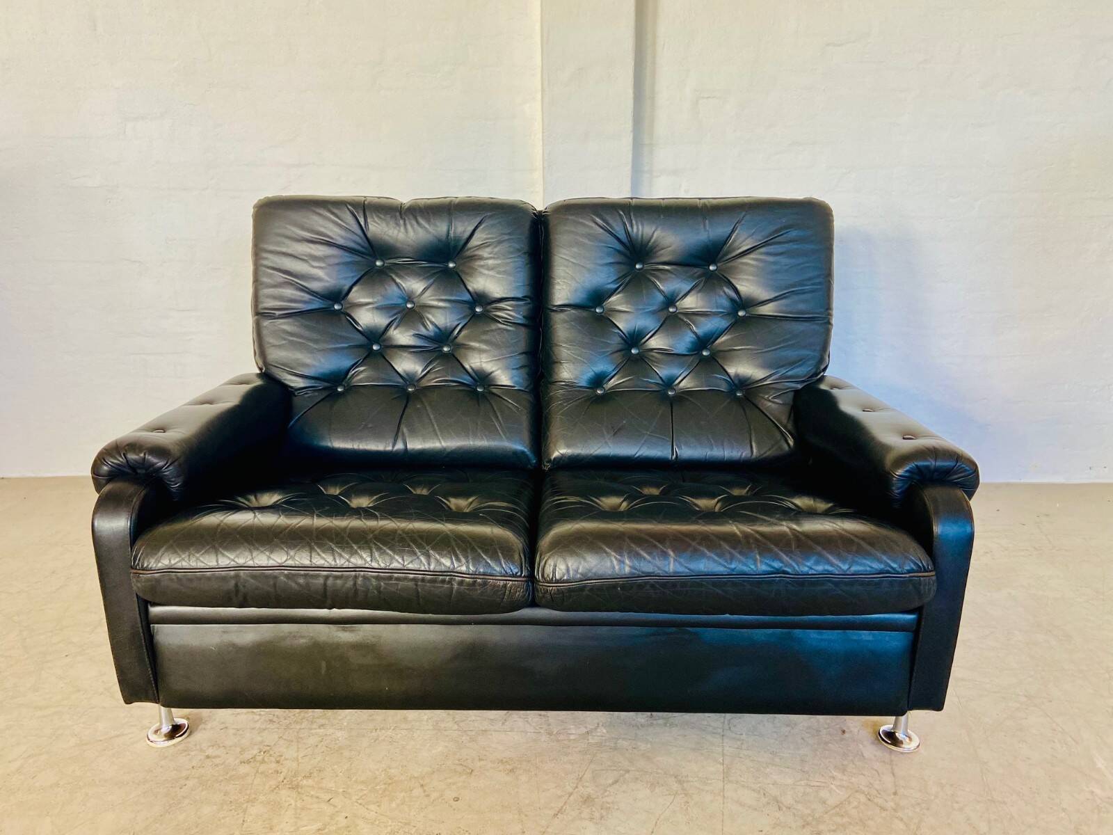 Canapé en cuir noir à boutons, vintage rétro danois pour 2 personnes, années 1970.