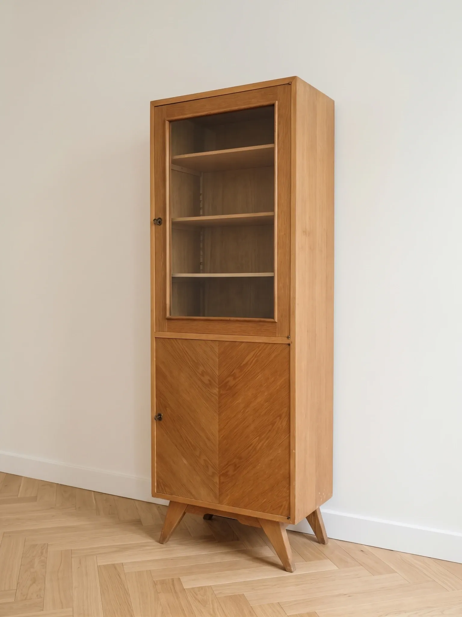 Vintage display cabinet from the 1960s in wood.