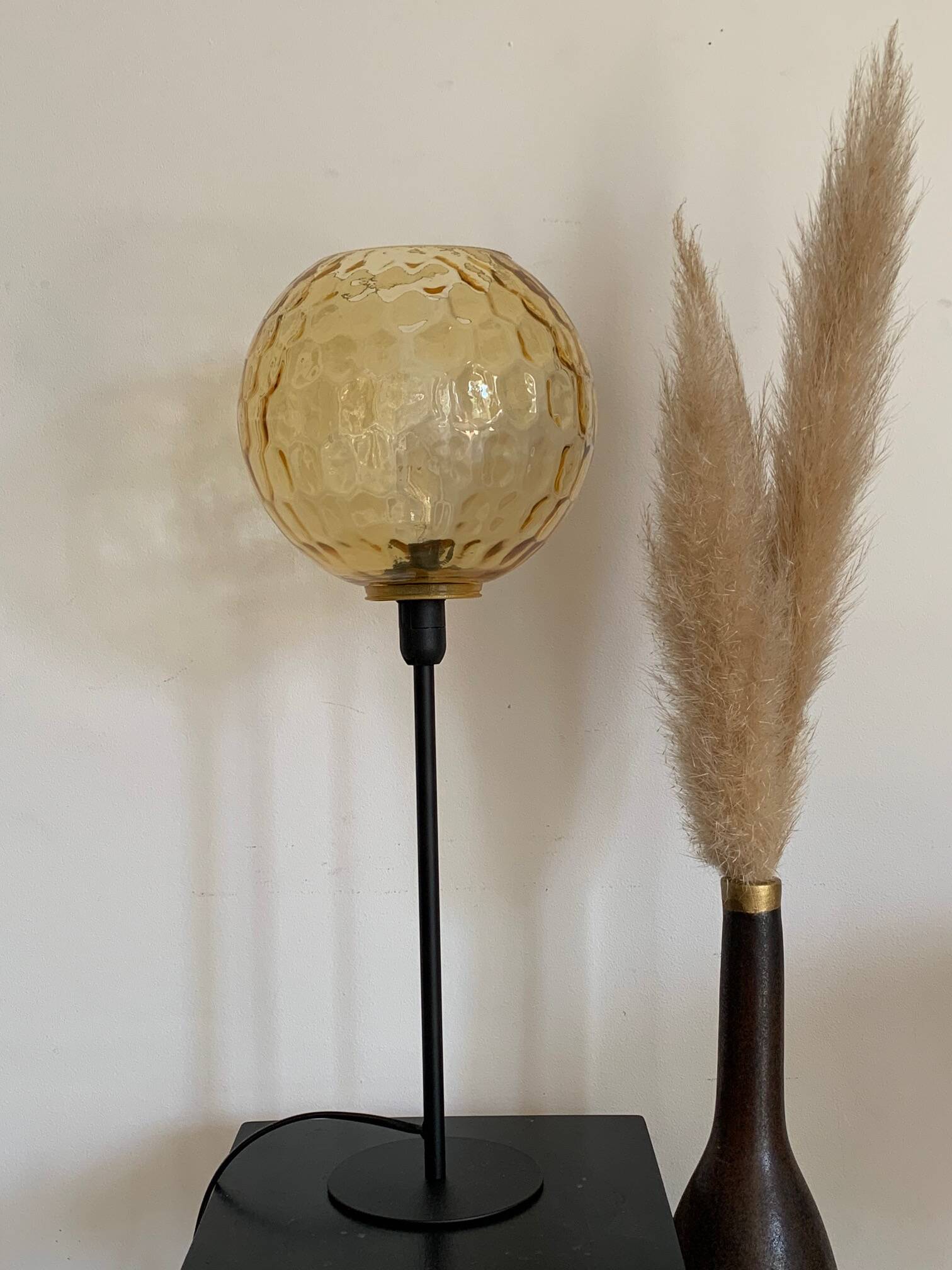 Lampe à poser avec un globe ancien vintage doré, remonté sur un pied doré