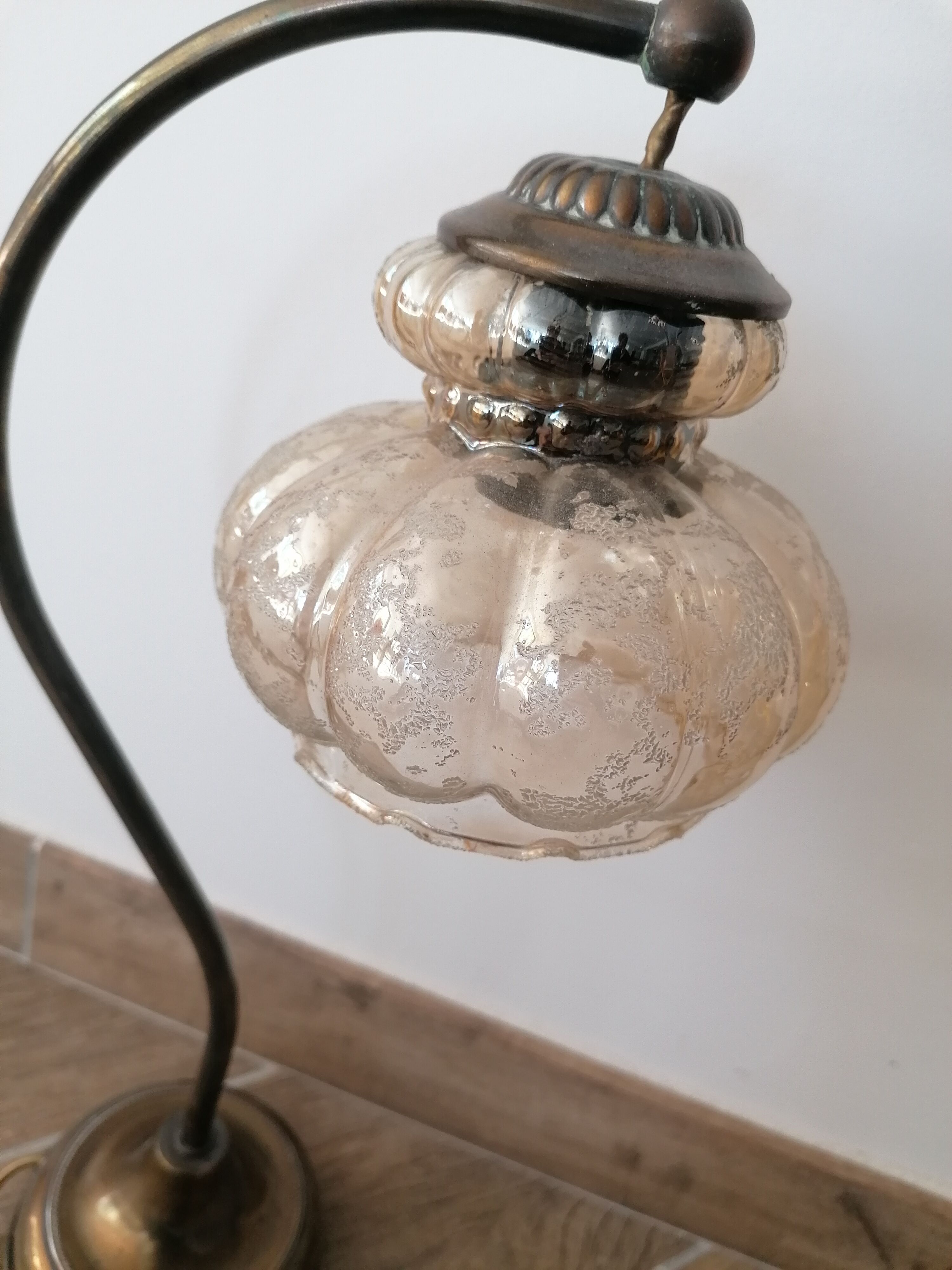 Lamp to lay seen Delmas