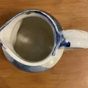 Pichet en grès beige et bleu