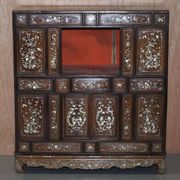 19th-century Chinese cabinet inlaid with mother-of-pearl