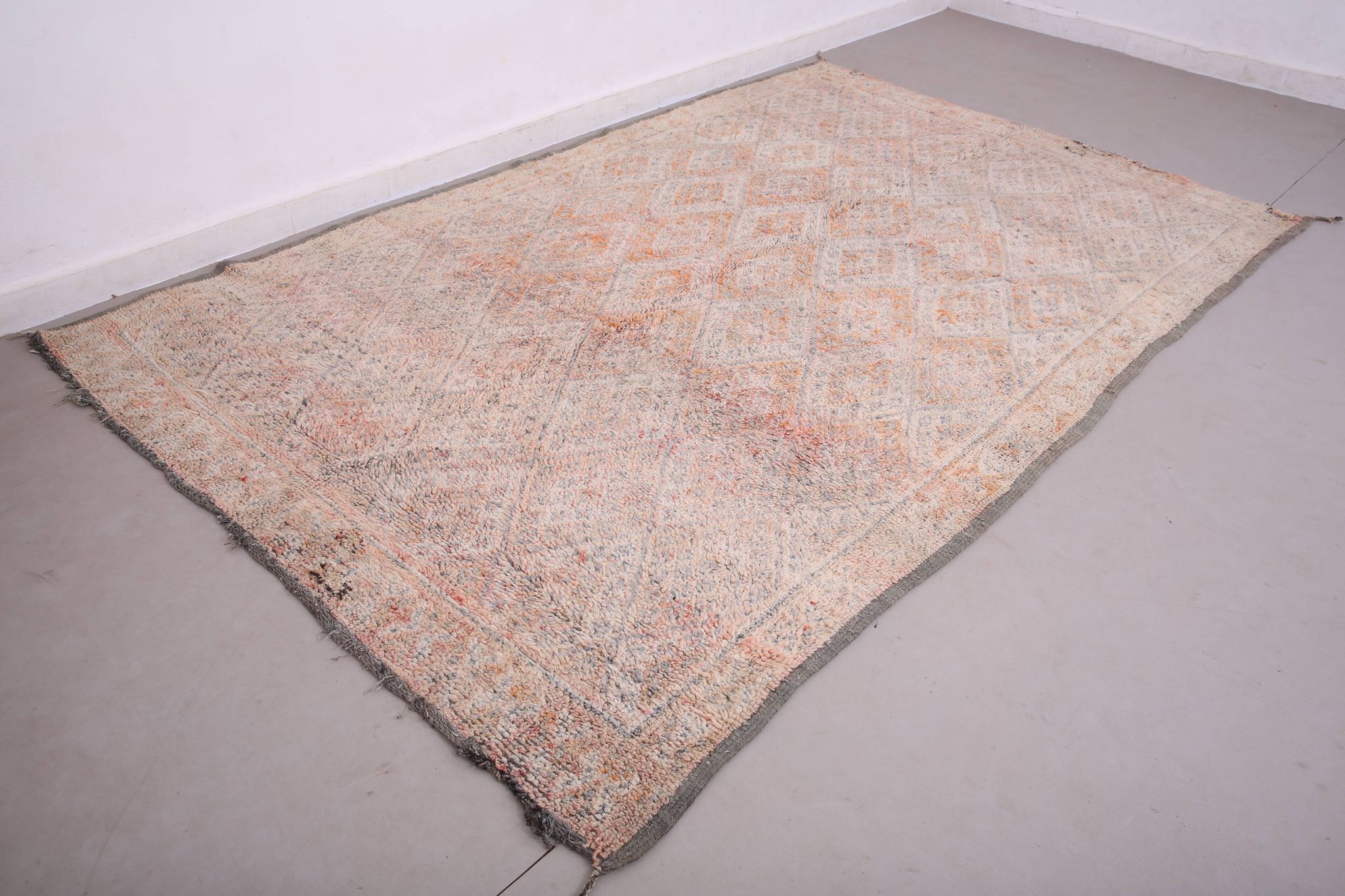Pale Vintage Moroccan Rug 197 x 306 cm, Berber Wool Rug, Handmade Rug Boho