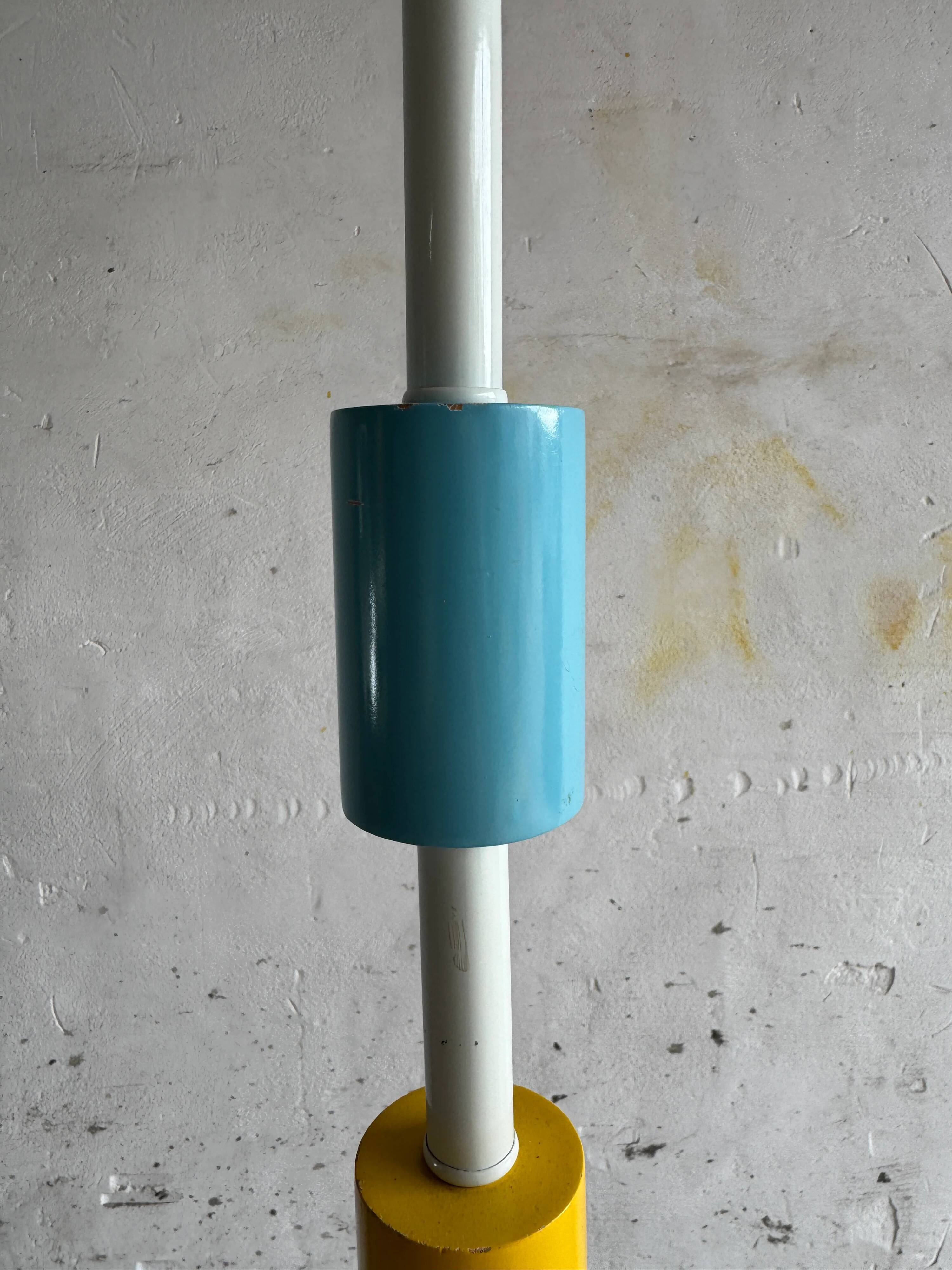 Lampadaire vintage IKEA en métal blanc avec abat-jour en tissu rose et accents colorés