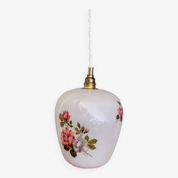 Suspension globe vintage en opaline blanche avec dessins de roses