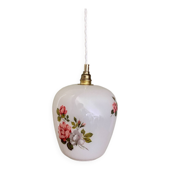 Suspension globe vintage en opaline blanche avec dessins de roses