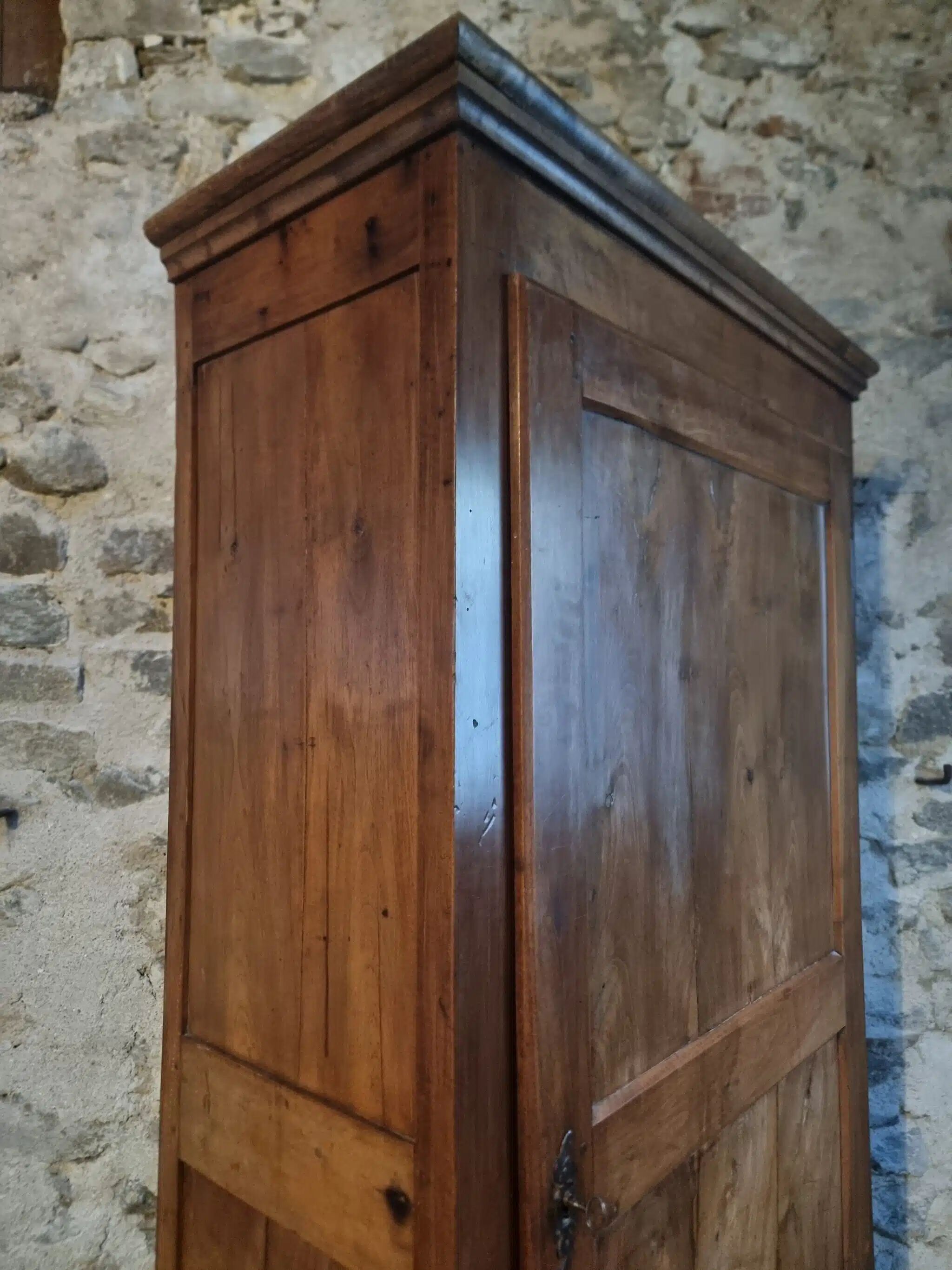 Armoire à linge, bonnetière ancienne en merisier français