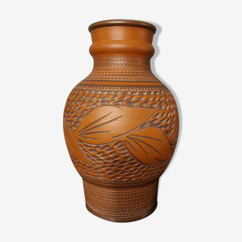 Vase sculpté