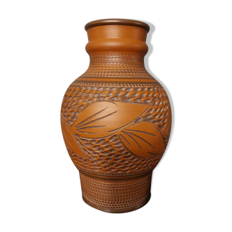 Vase sculpté