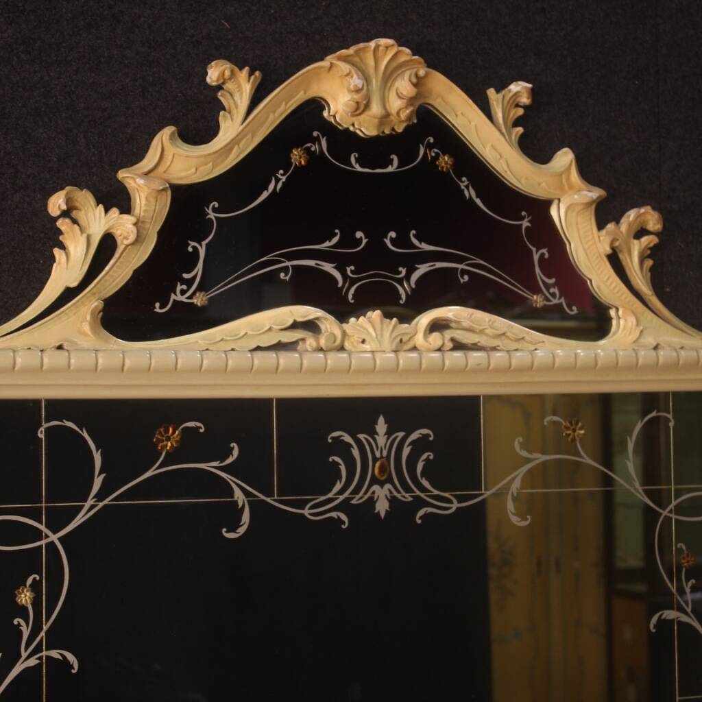 Miroir laqué italien avec décorations florales du 20ème siècle