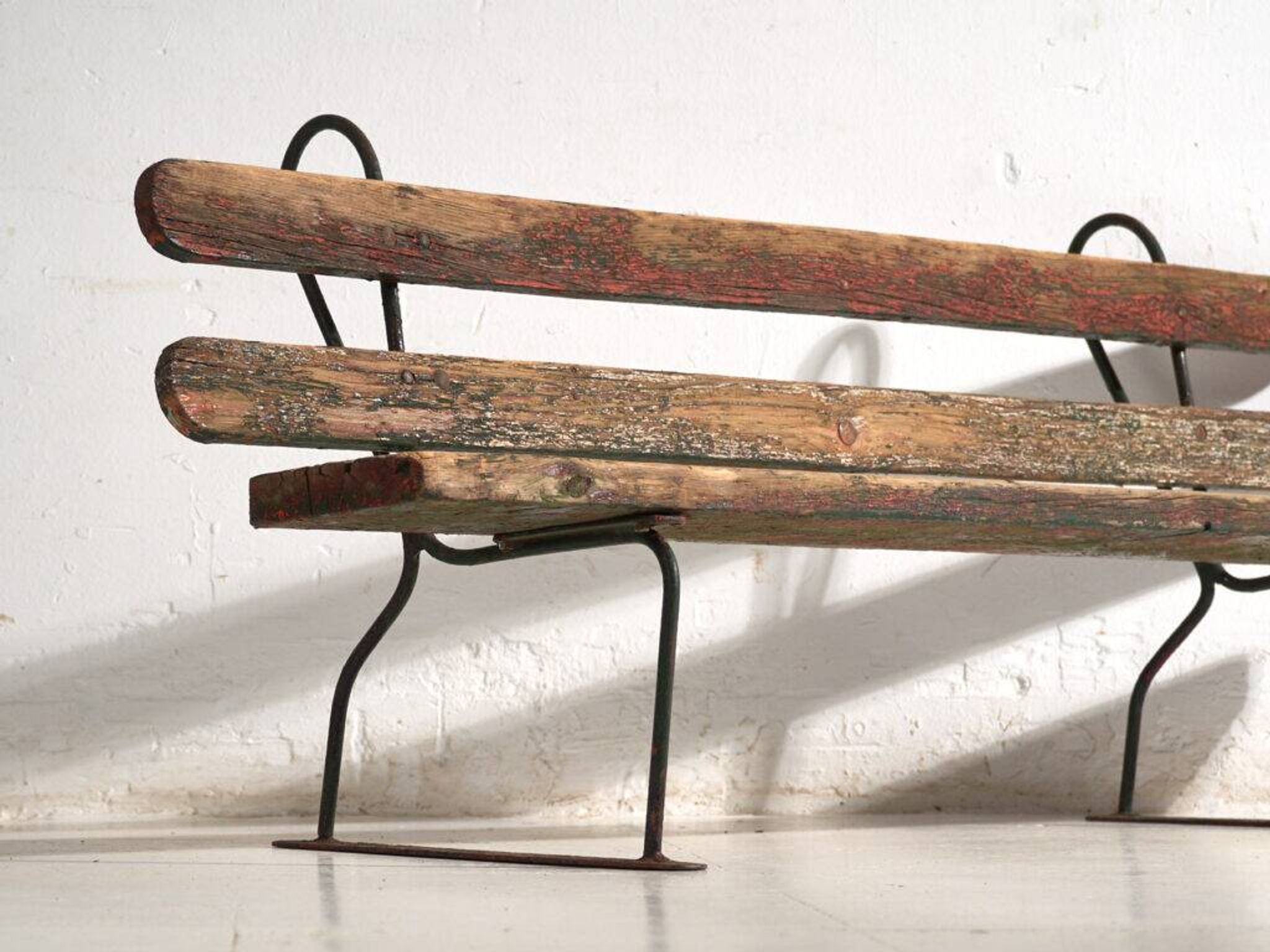 Banc ancien en fer et bois de pin – Europe centrale, vers 1920