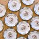 Service ancien de 1930 en porcelaine au décor oiseaux, papillons et coq